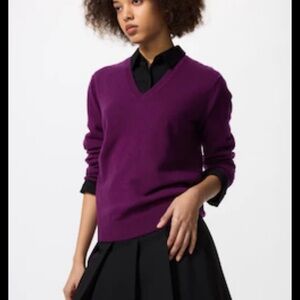 Uniqlo 100% Cashmere Elegant Women's V-Neck Sweater in Rich Purple